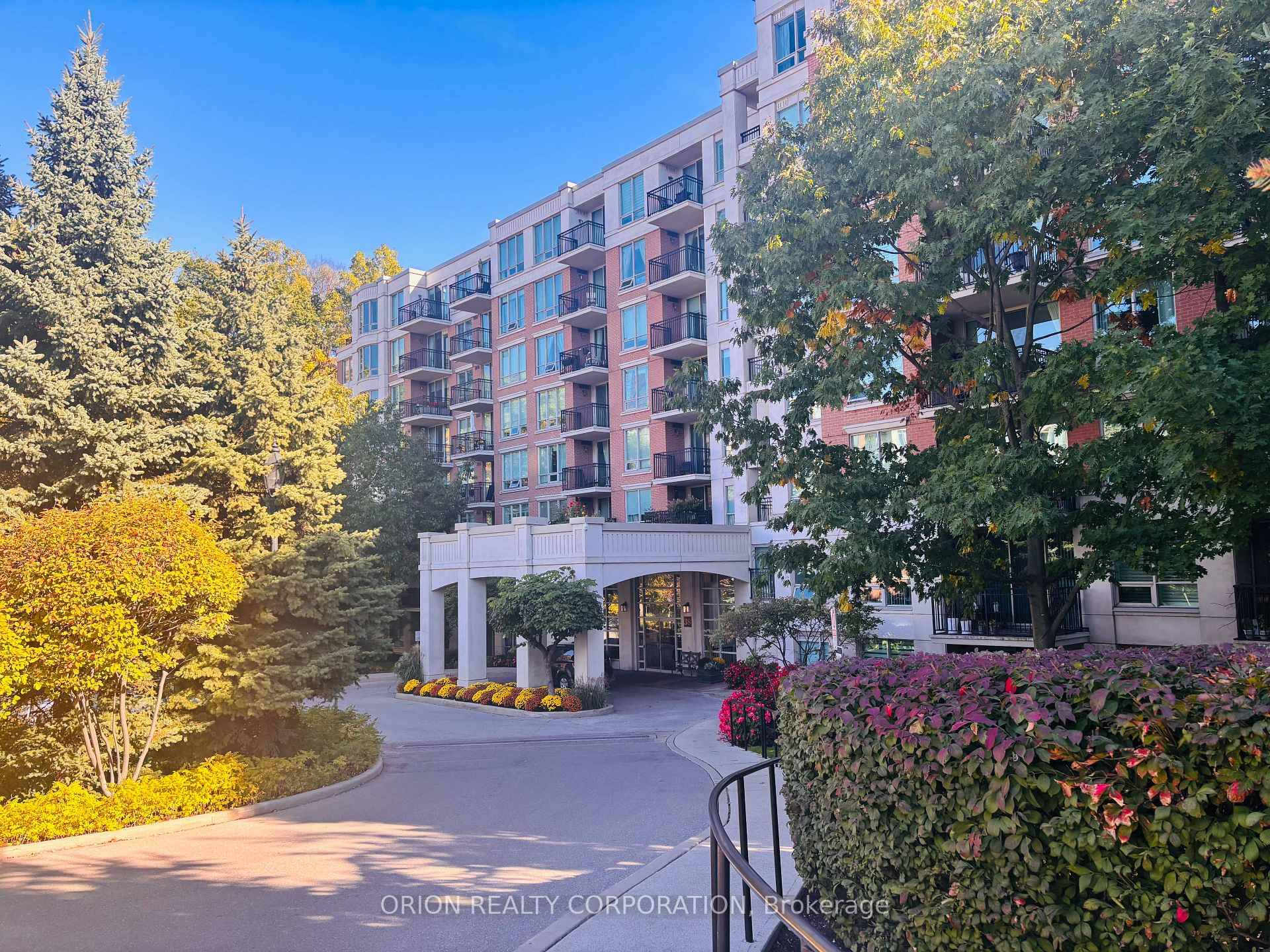 Welcome to Hillside at York Mills a private, gated community nestled within a serene and coveted neighbourhood.