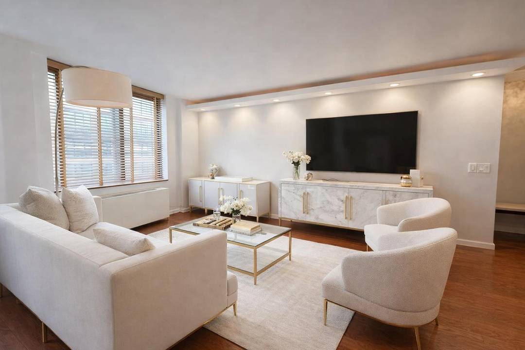 This corner unit is in excellent condition.