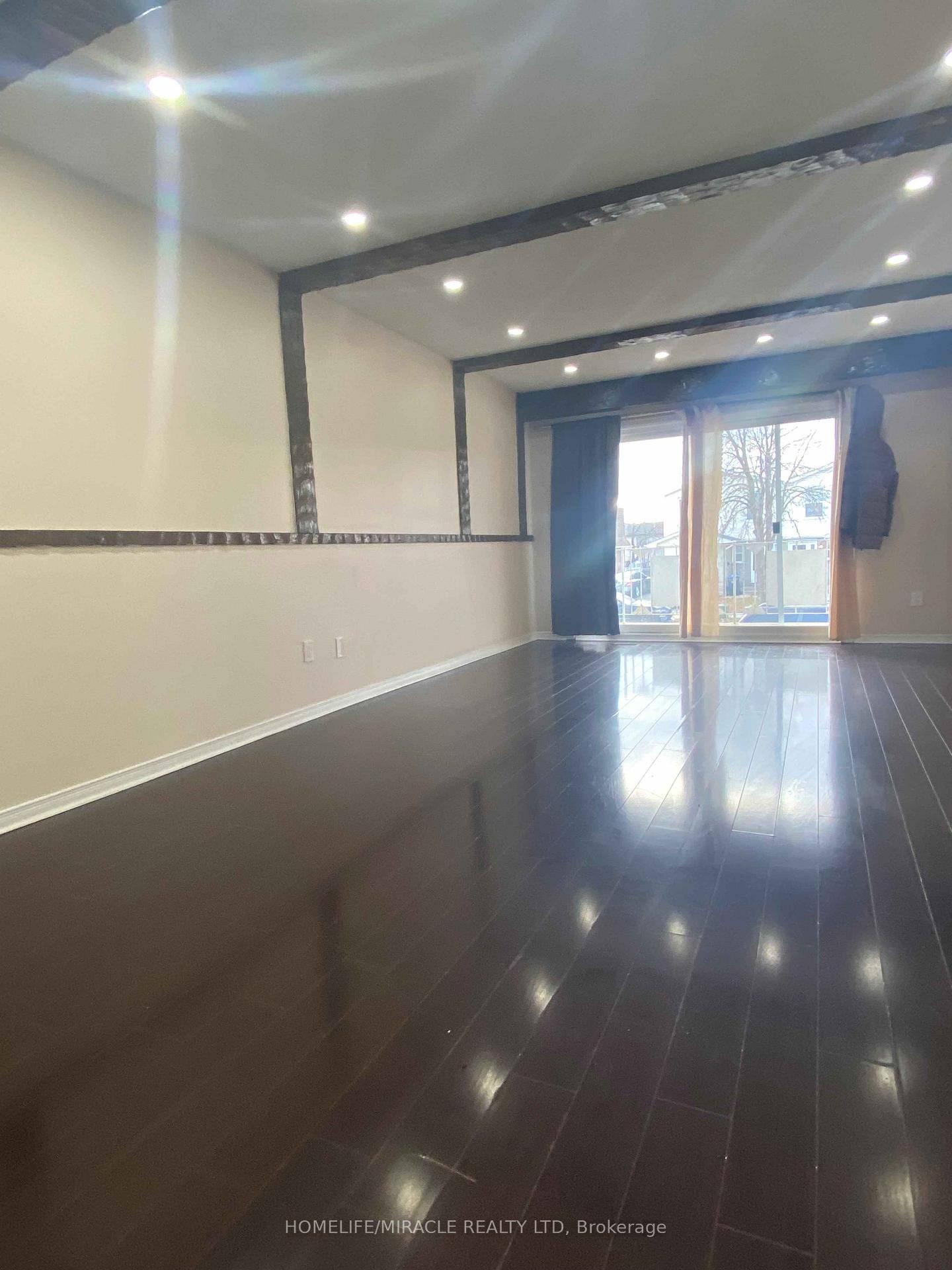 Available Oct 1st. Updated 3bed Spacious Upper with 1 bath and spacious kitchen with stainless steel kitchen appliances and Breakfast are on the main floor.