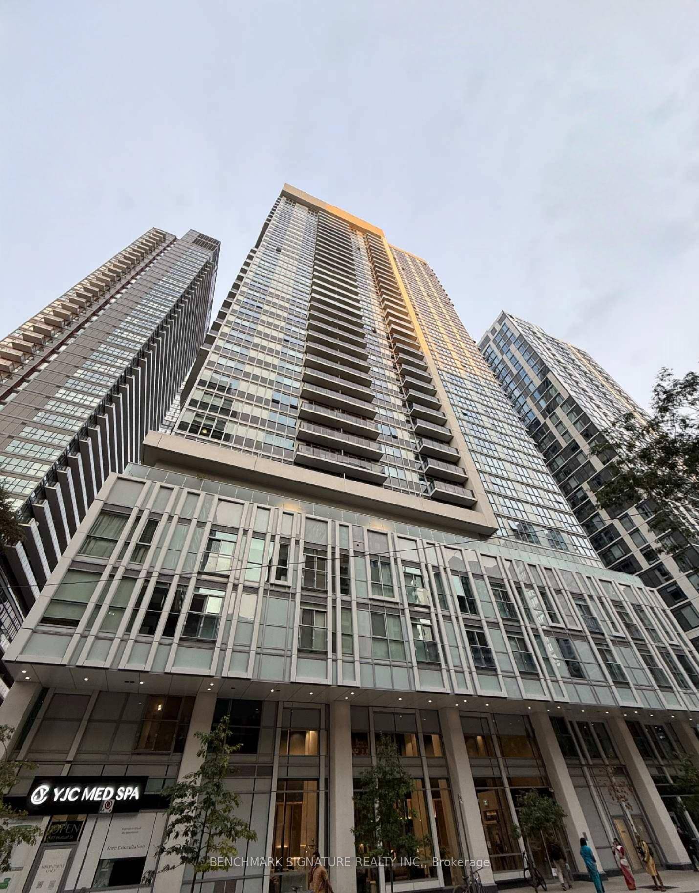 Excellent Open Concept Bright and Spacious 1 Bedroom with Balcony in Core Downtown area near to UMT amp ; George Brown College.