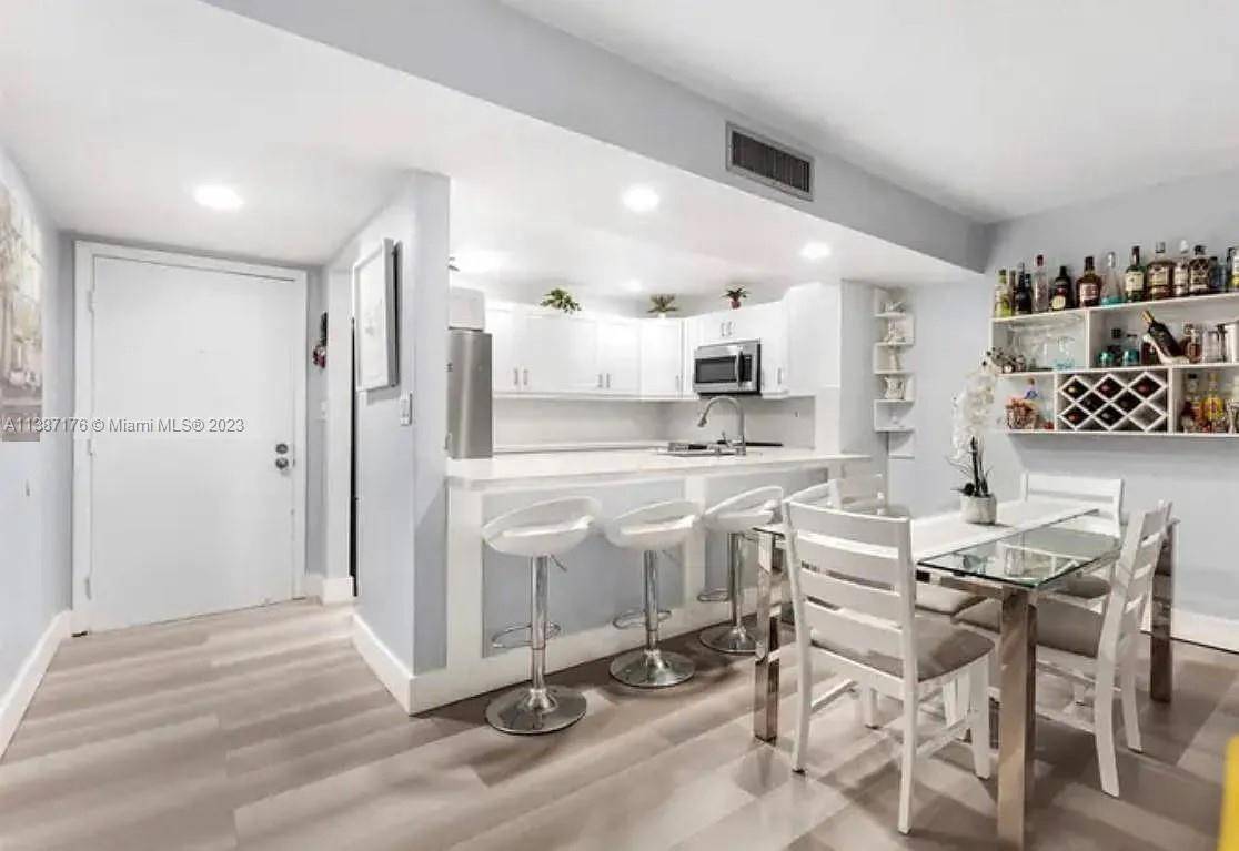Beautiful 2 bedroom 2 bathroom unfurnished condo for renta located at the highly sought Fox Chase Condominium.