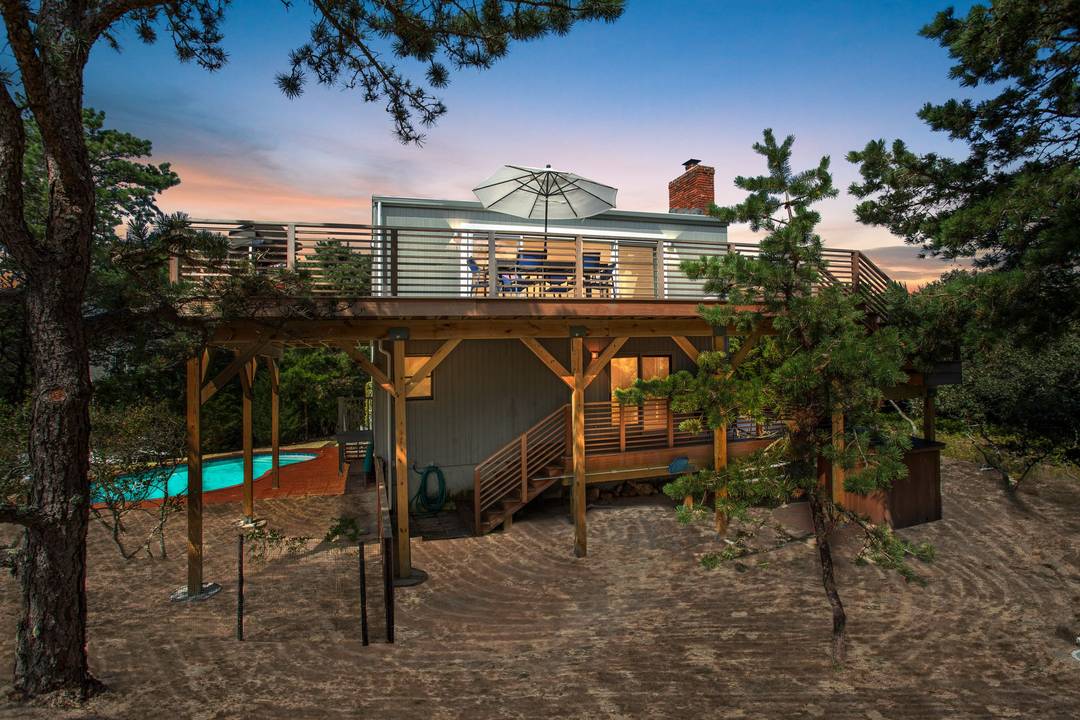 Enjoy this 4 Beds, 3.5 BAth Home in Amagansett Dunes with Pool!