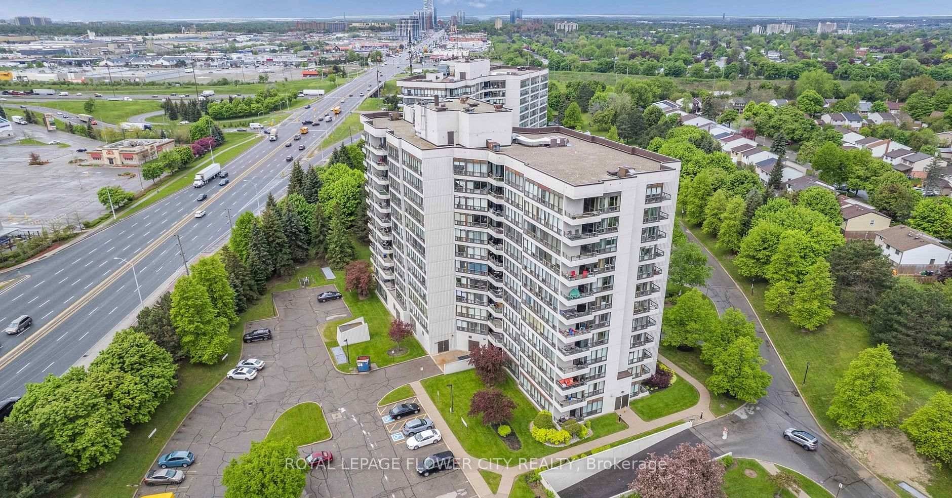 Absolutely perfect for first time buyers or investors, this one bedroom condo is one of the Brampton's most secure buildings boasts a combined family and dining room with an unobstructed ...