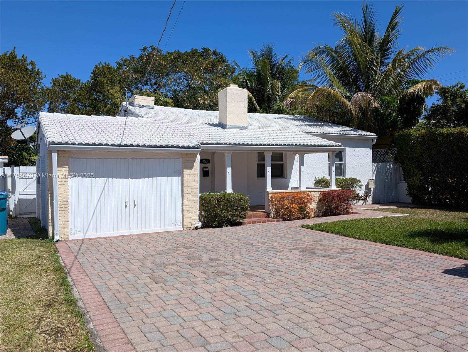 Fully renovated North Shorecrest gem with all of its historic charm !