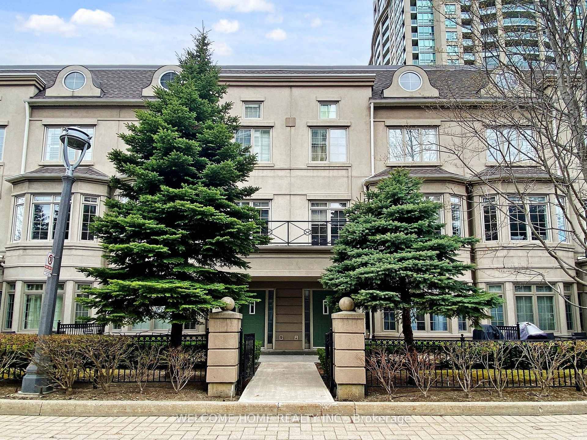 Stylish Ground Level Garden Villa in Bayview Village !