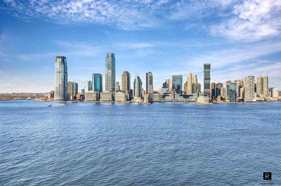 LOFT WITH ICONIC VIEWS, TALL CEILINGS AND TREMENDOUS LIGHT.