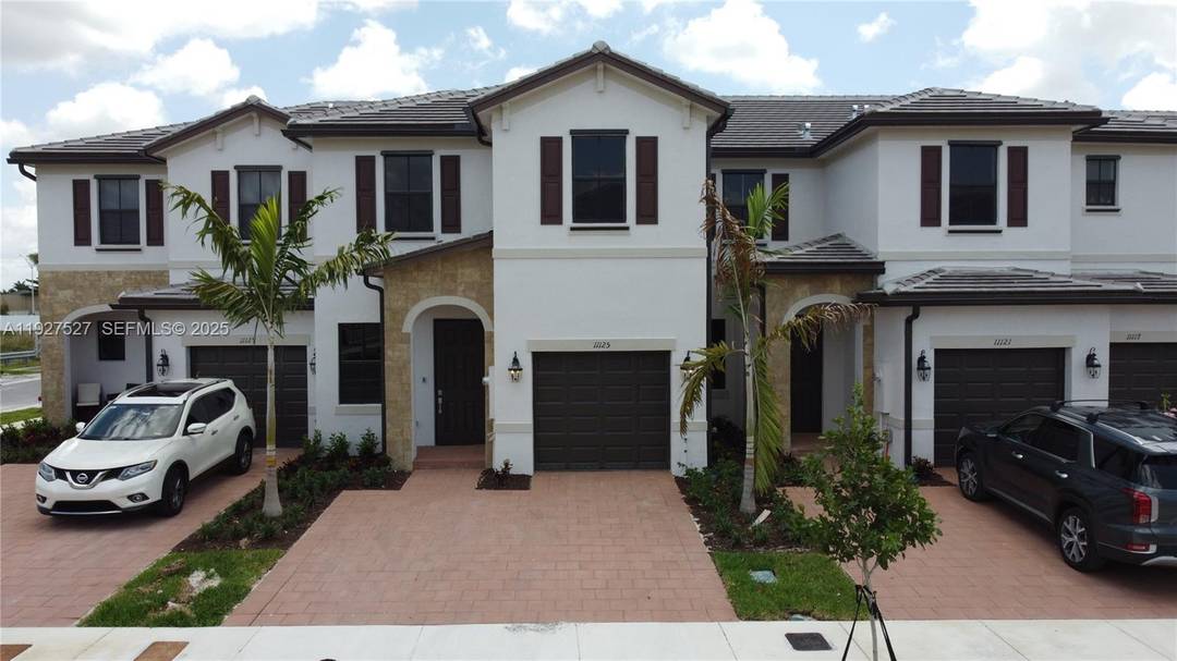 A stunning townhouse located in the Aquabella Community.