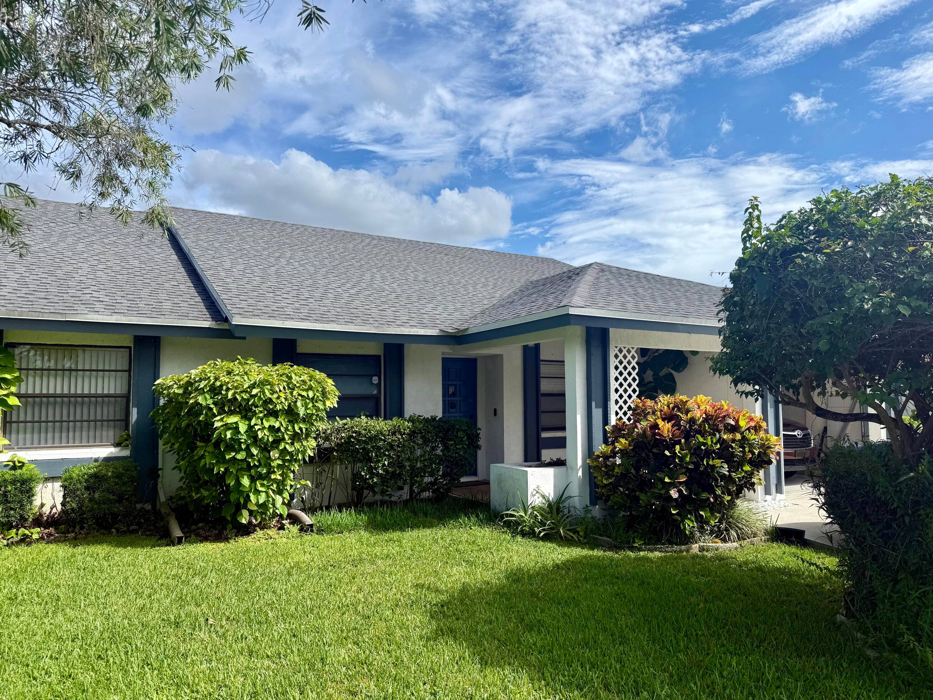 Welcome to this charming and move in ready townhome in the heart of Wellington, one of Palm Beach County's most sought after communities !