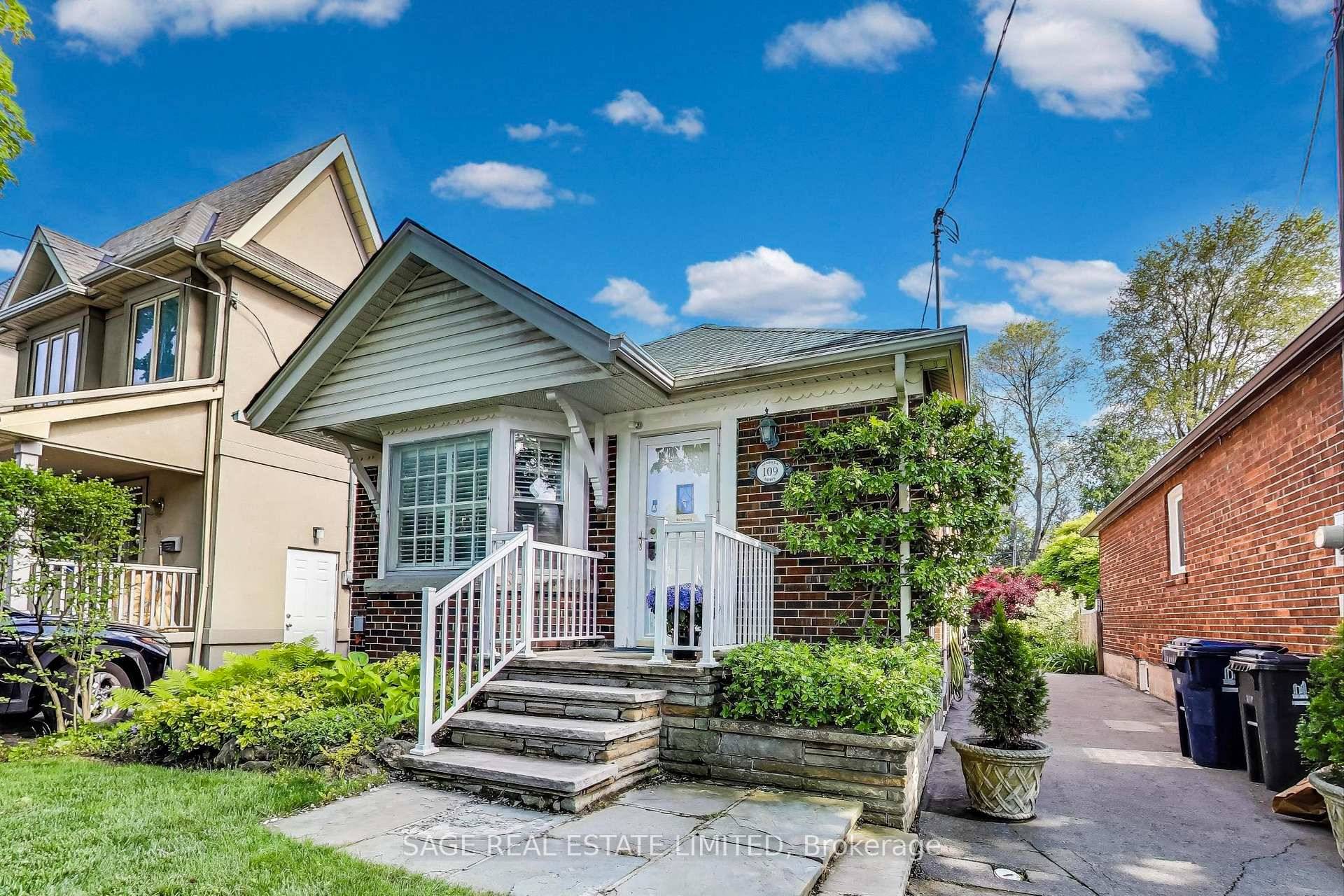 Welcome to this well maintained two bedroom bungalow in the heart of Leaside.