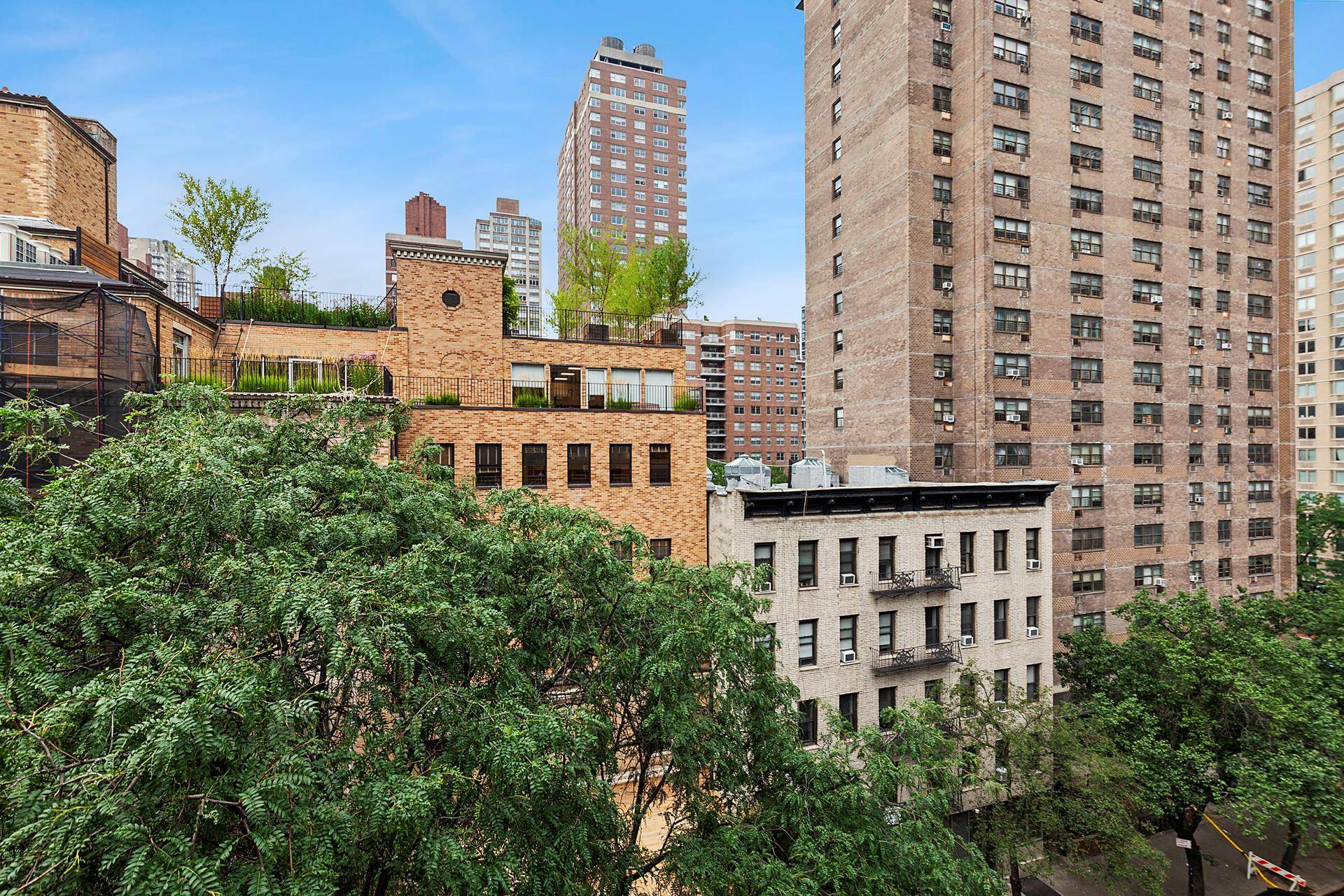 Welcome to the Lawrence House, a postwar cooperative, situated in a prime Upper East Side location in the heart of Lenox Hill.