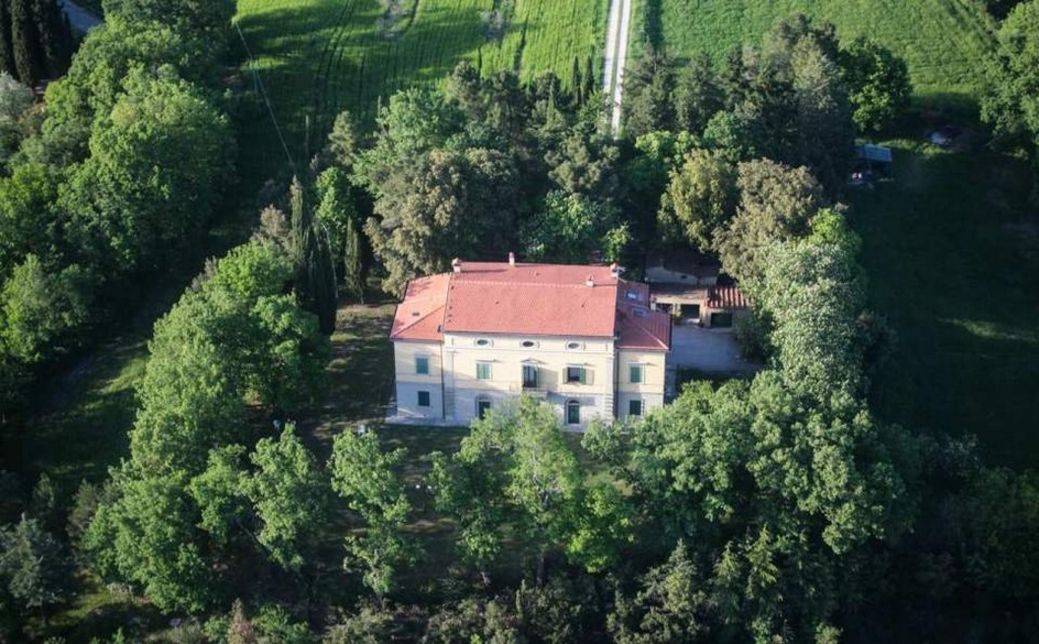 North of Sansepolcro, close to Arezzo, period villa with private garden and olive grove for sale in landscaped position