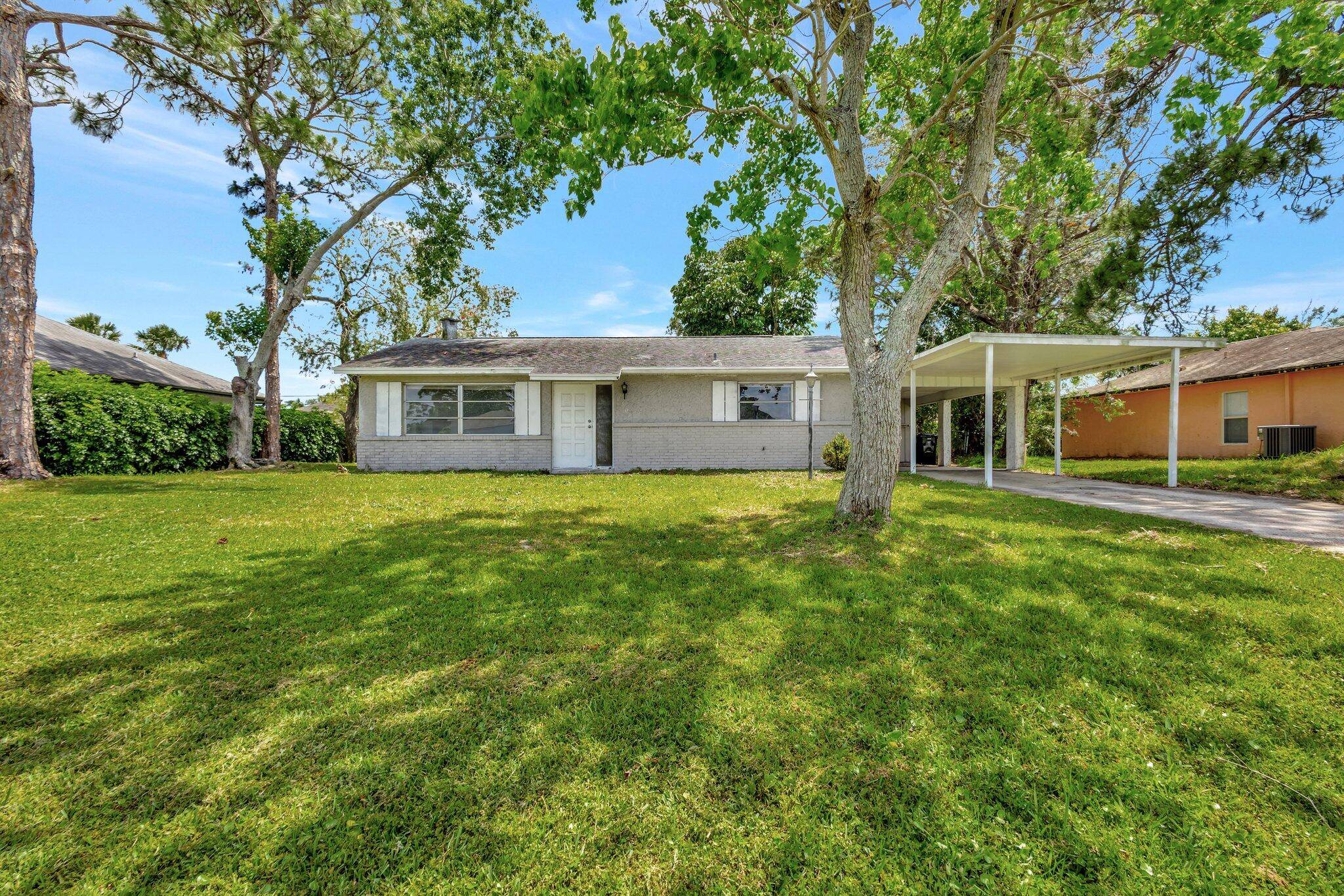 Beautiful 2 1. 5 single family home in the heart of Port Saint Lucie !