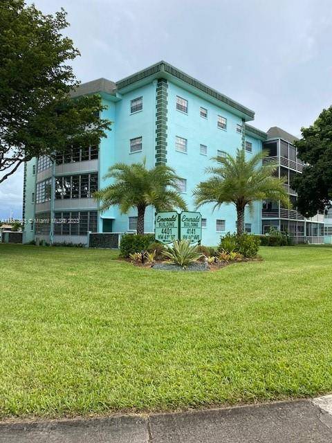Very bright and spacious 2 2 split bedroom apartment on the first floor in Emerald Condominium, 55, unfurnished, move in ready.