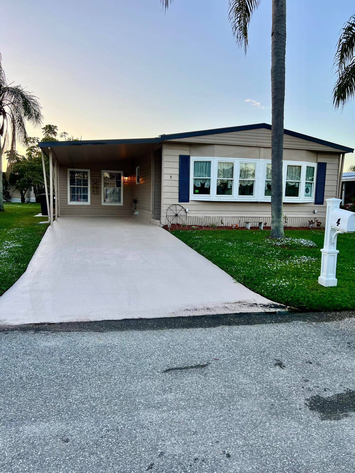 Remodeled Coastal Chic, and is furnished beautifully.