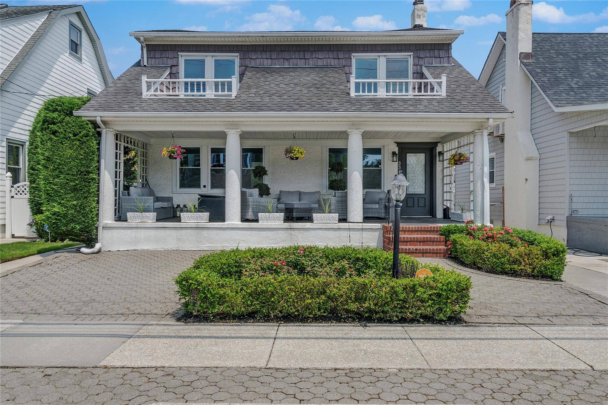 BEAUTIFULLY DESIGNED HOME IN THE HEART OF NEPONIST.