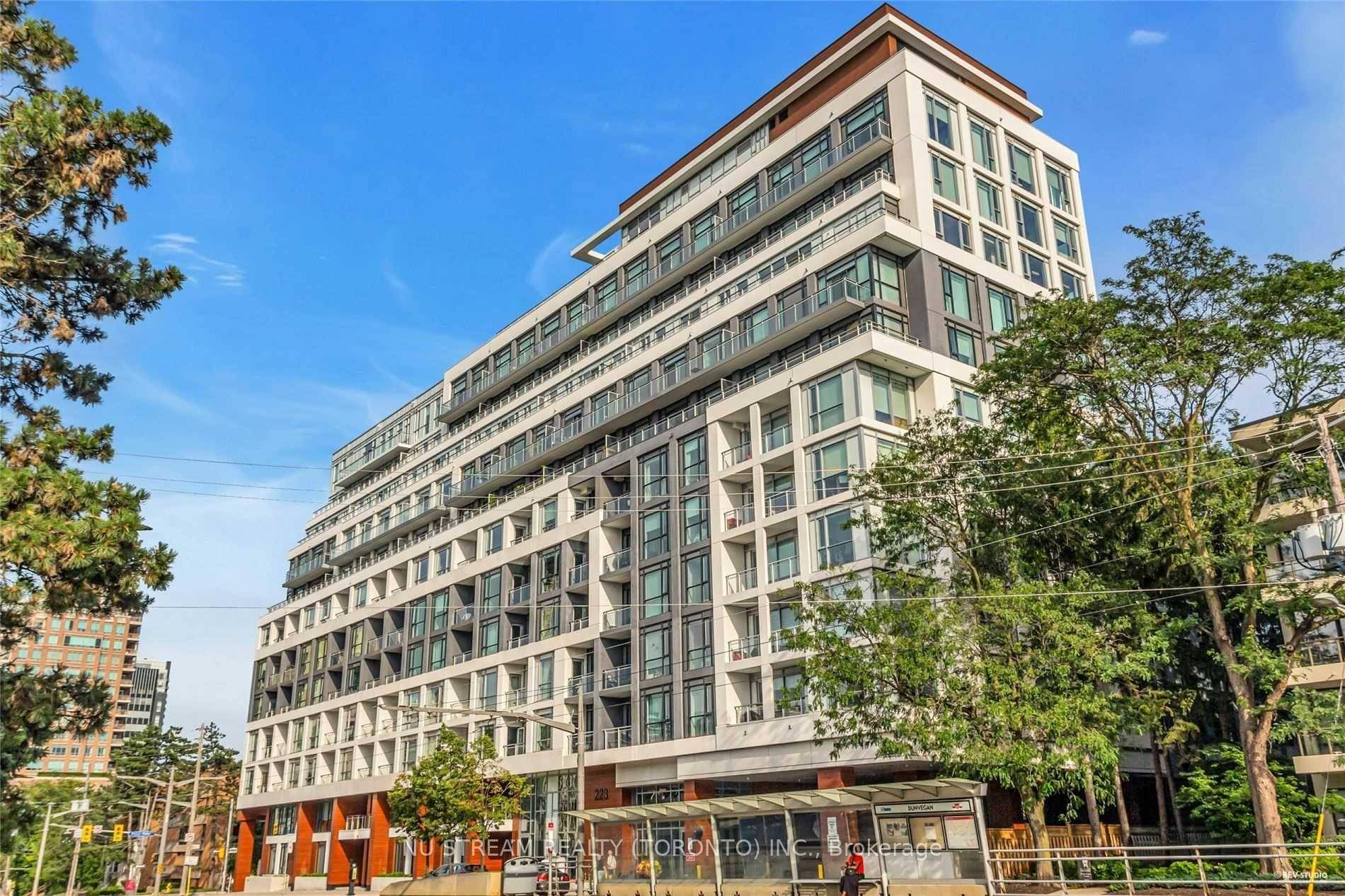 Penthouse Corner Unit In Forest Hill W.