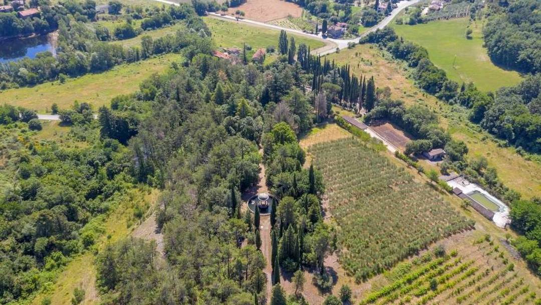 Property with villa, outbuilding, chapel, orangerie, tennis court, swimming pool, wine cellar, private pond and 14 ha of land for sale in Tuscany.