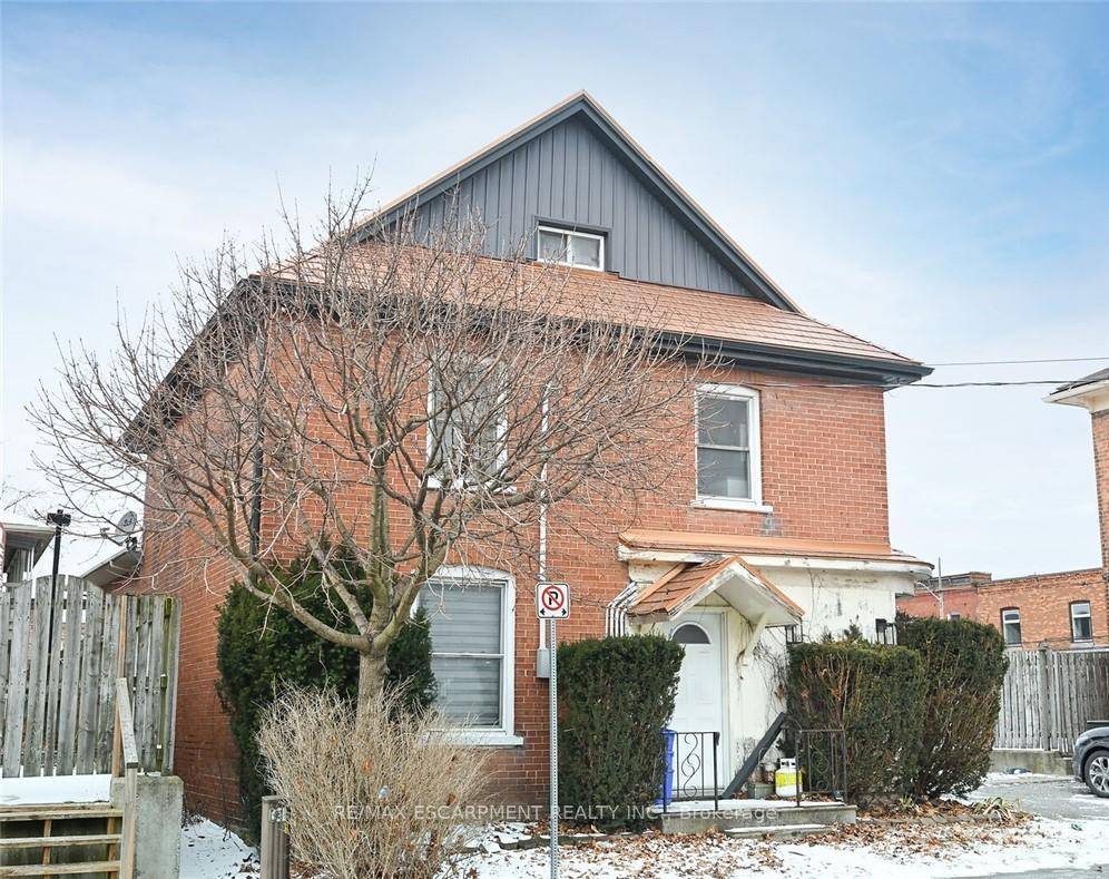 6 Howard is a rare duplex in Hagersville, located just off the downtown with most businesses an easy walk away.