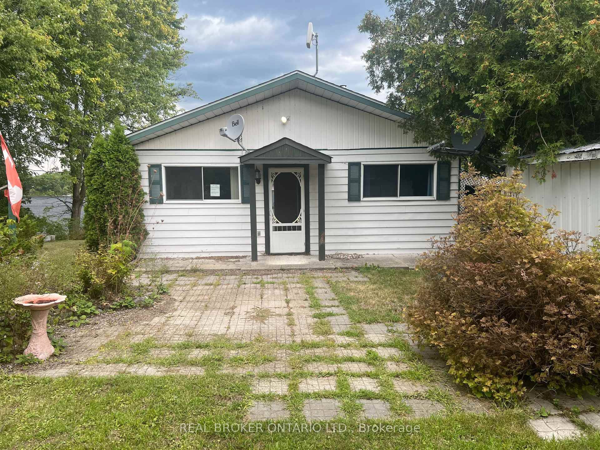 Beautiful Water Front property on Ottawa River Welcome to 305 Concession Rd1 Plantagenet approx 25 min east of Orleans.