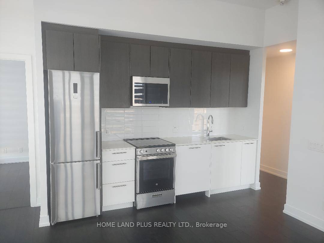 Newer 2 bdr corner unit with 2 full washrooms in a great neighborhood has 1 Parking and 1 Locker.