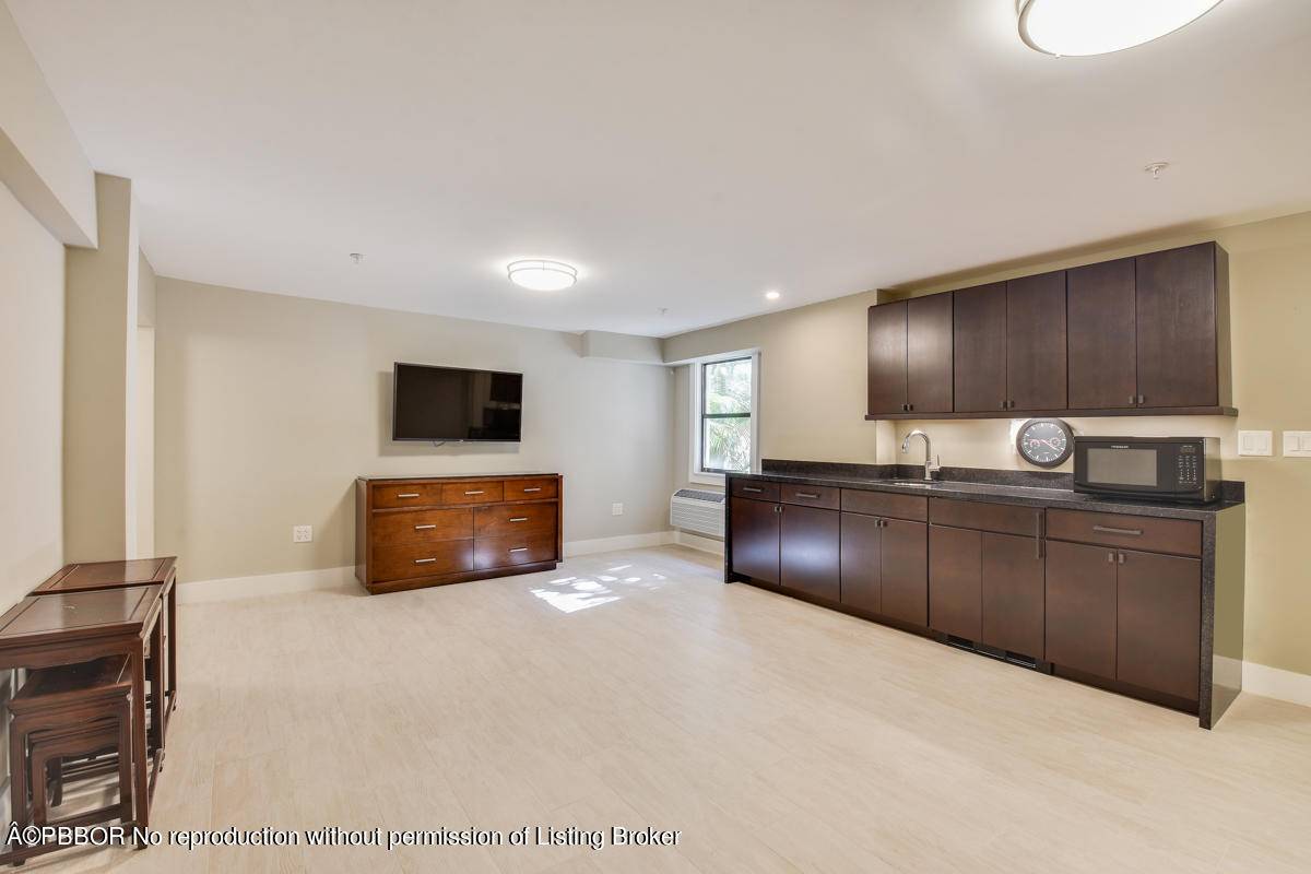 This updated expansive office suite located in the historic Palm Beach Hotel offers the prestige of a Palm Beach Island office space at a remarkable price.