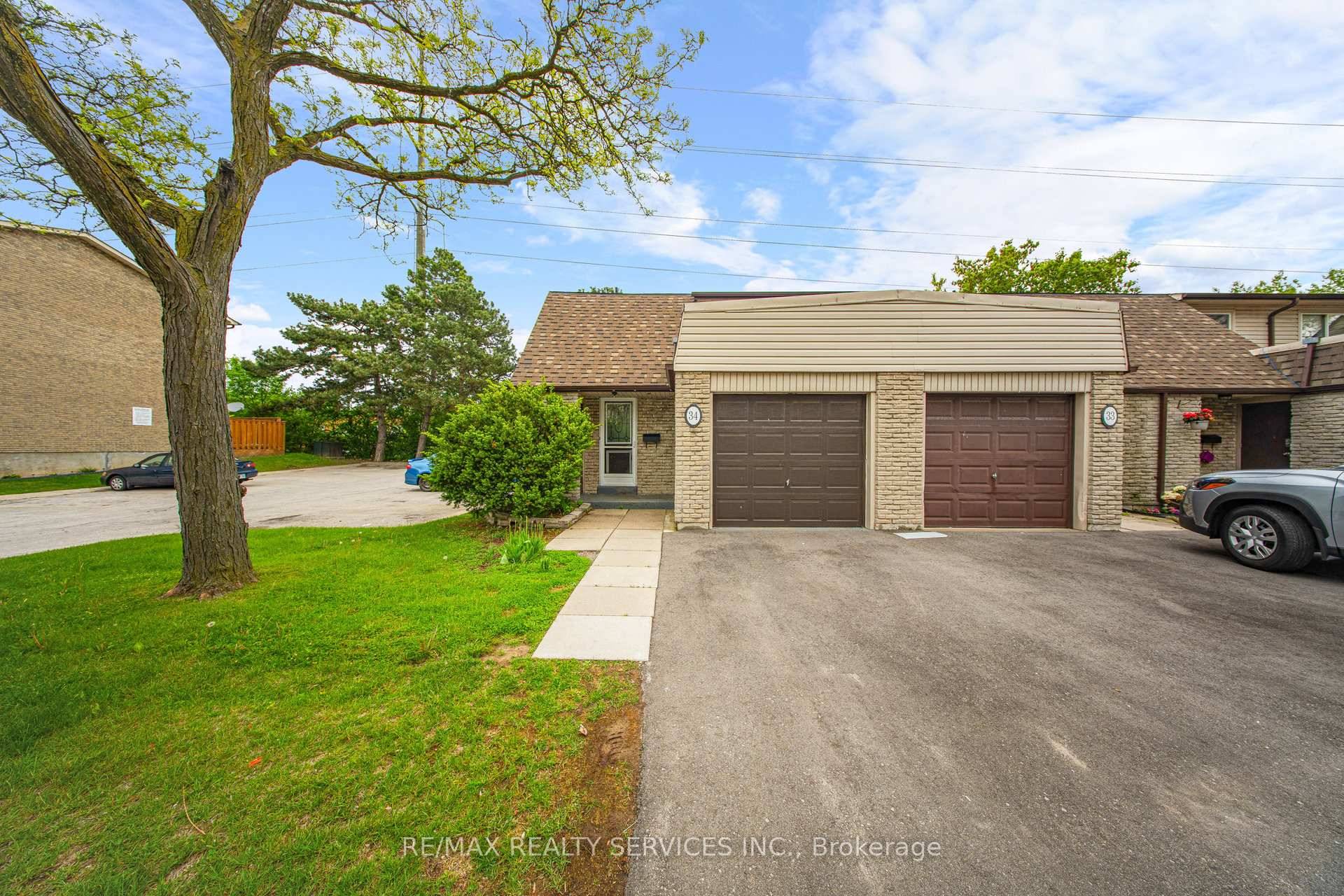 Welcome to this beautifully maintained End Unit Townhouse nestled in the desirable Clarkson community.