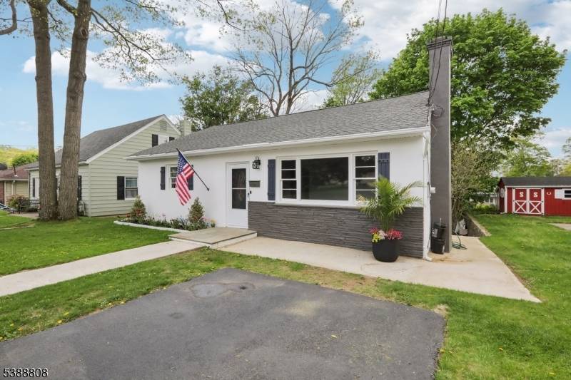 Welcome to 8 Oak St ! This stunning, recently renovated home is a modern gem that beautifully combines comfort and practicality.