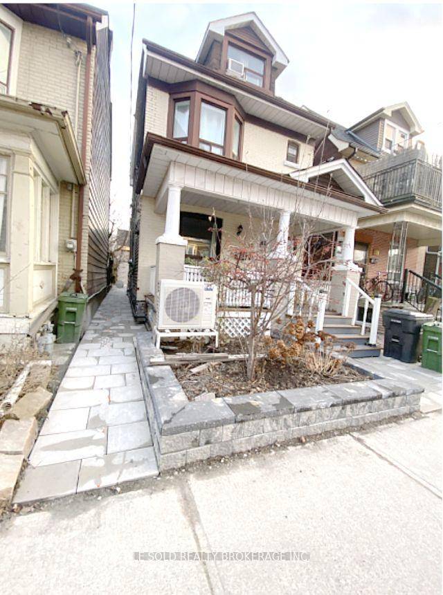 Cozy 2nd floor one bedroom with a private 3 pcs bathroom for lease.