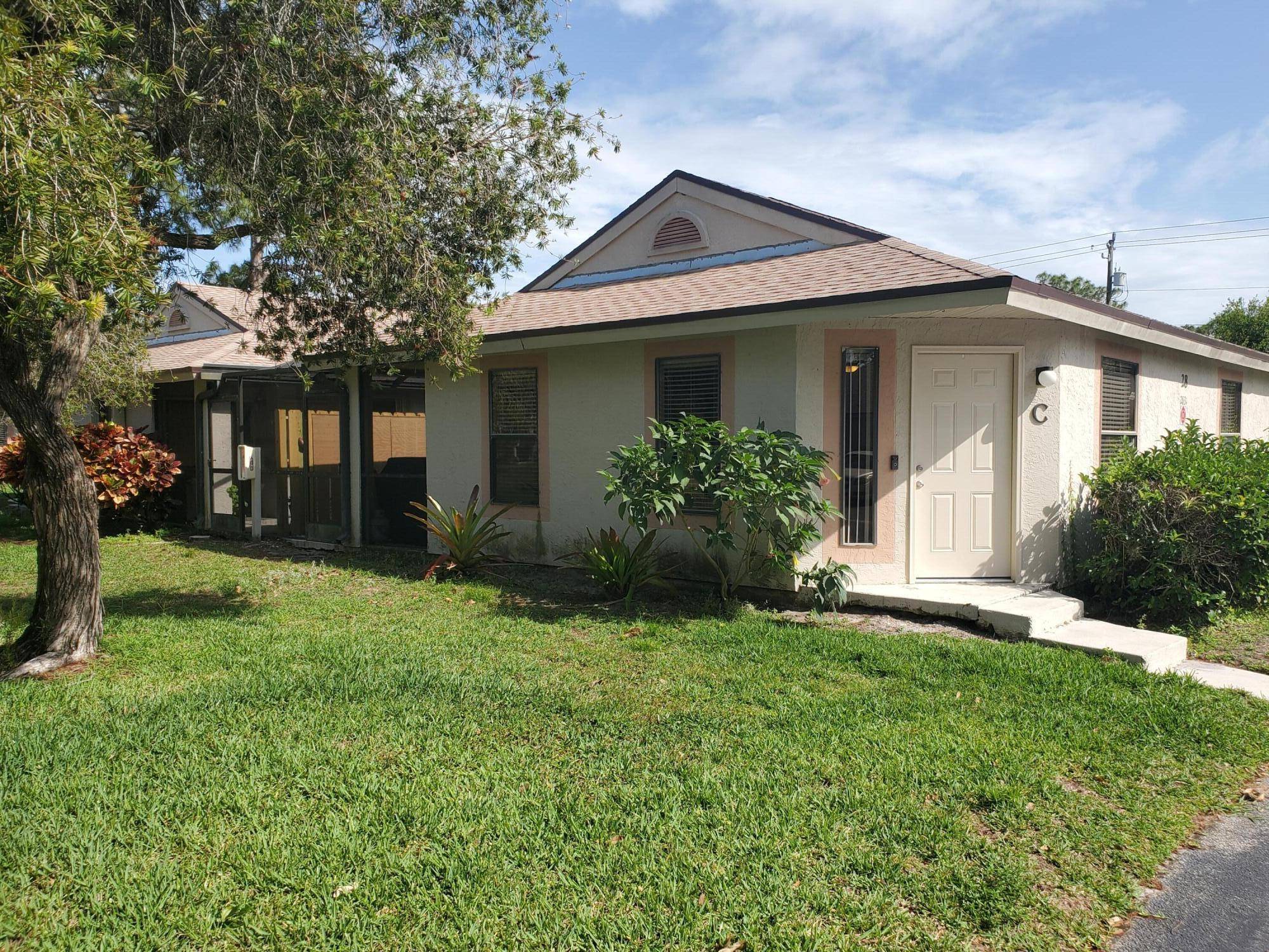 Beautiful 2 2 townhome in the desirable Surrey Woods community.