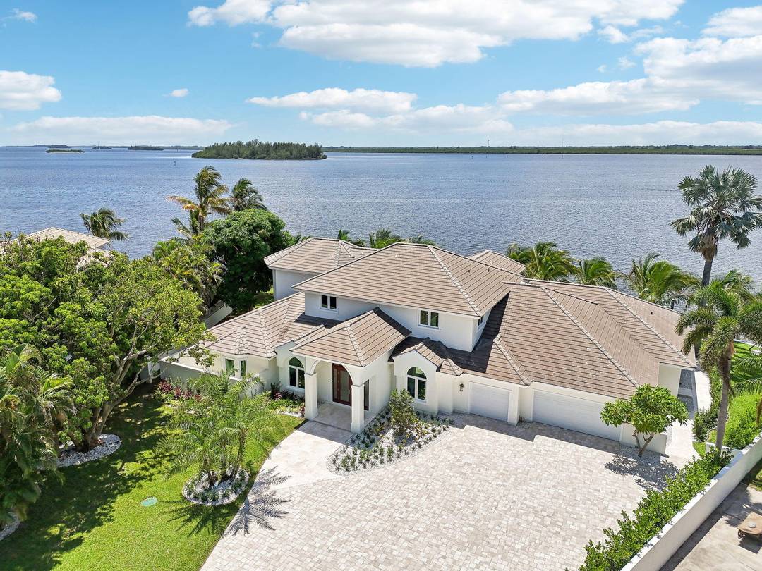 Welcome to 526 Point Lane in beautiful Vero Beach !