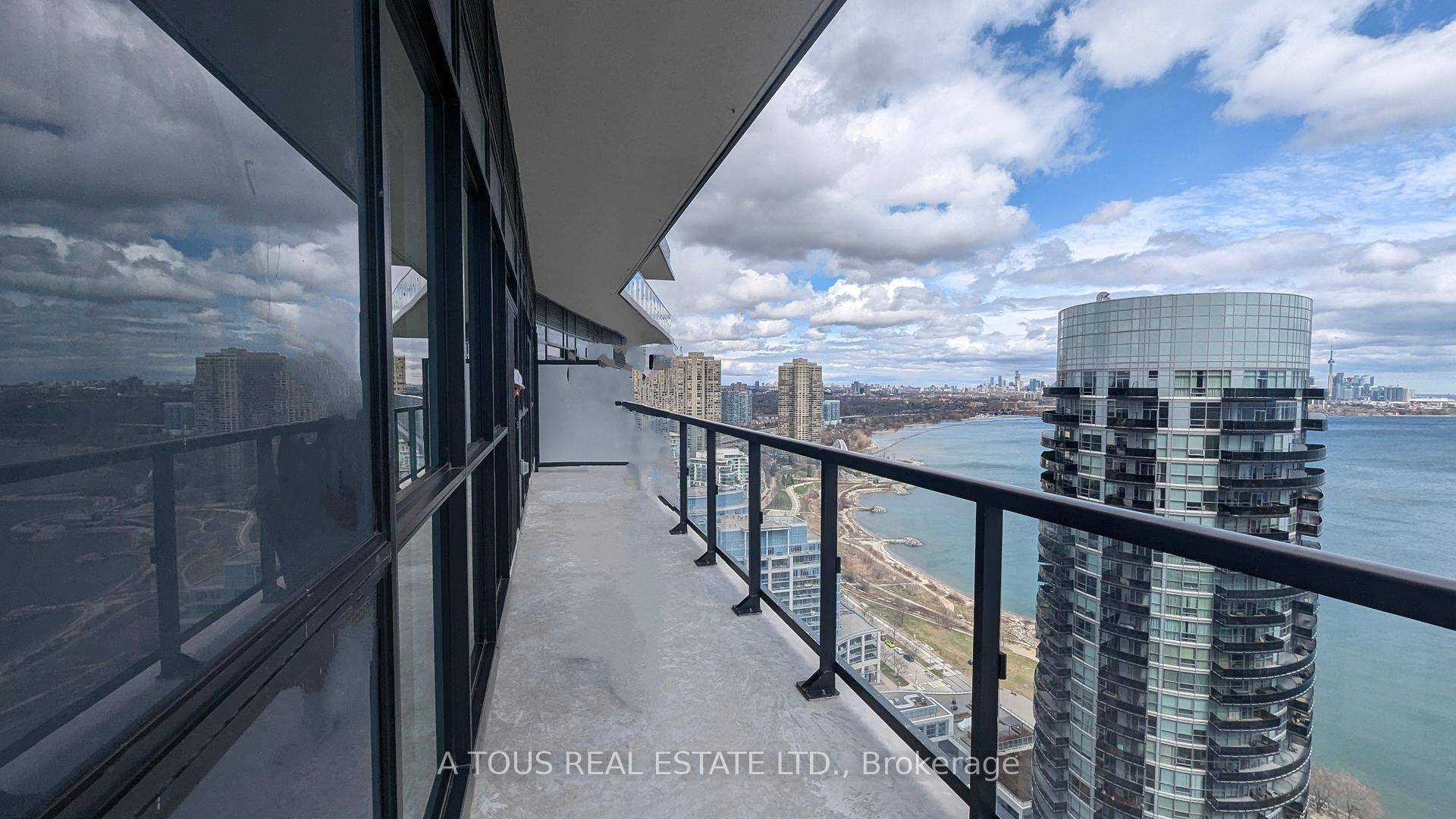 Amazing executive lakeview Condo in Prestigious Waterfront condo !