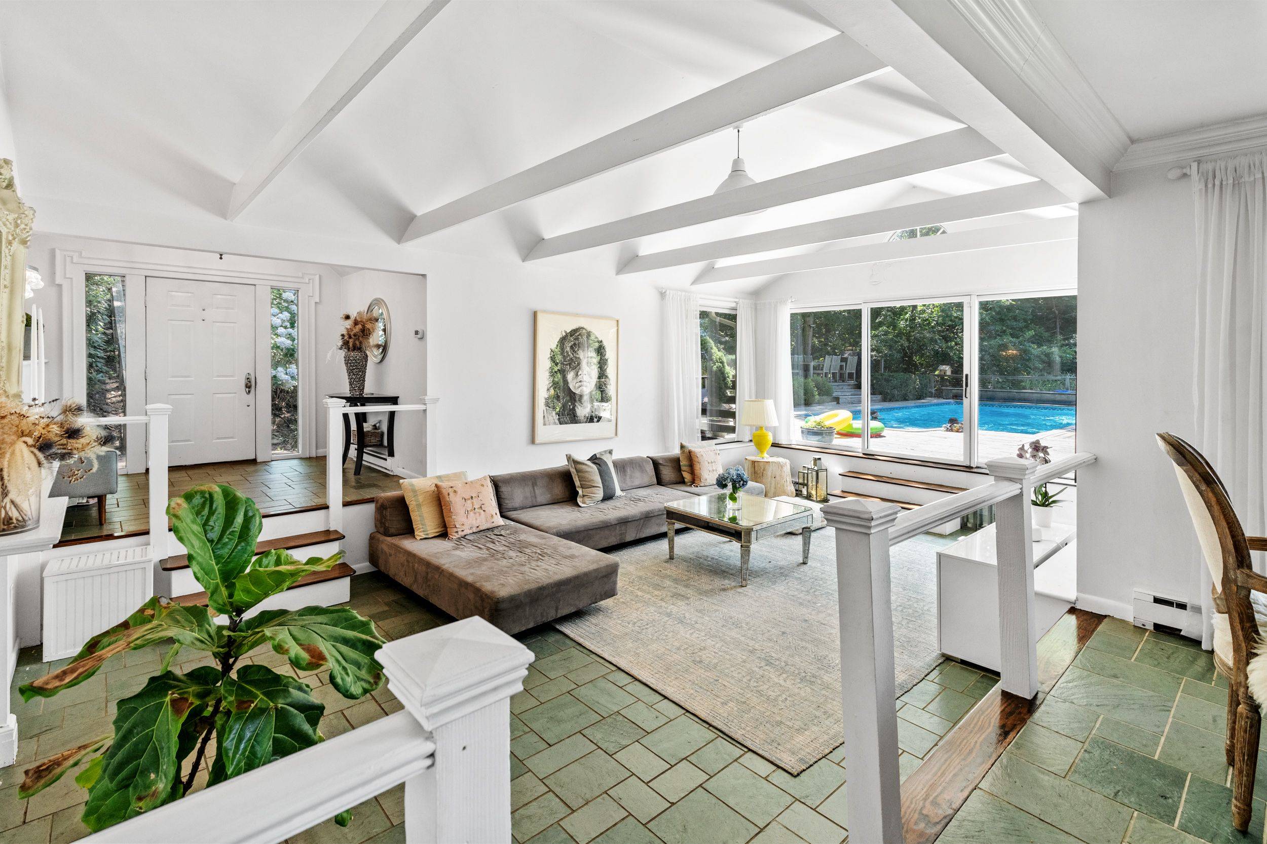 Available for 2 weeks for 25k Newly decorated 2600 sq.