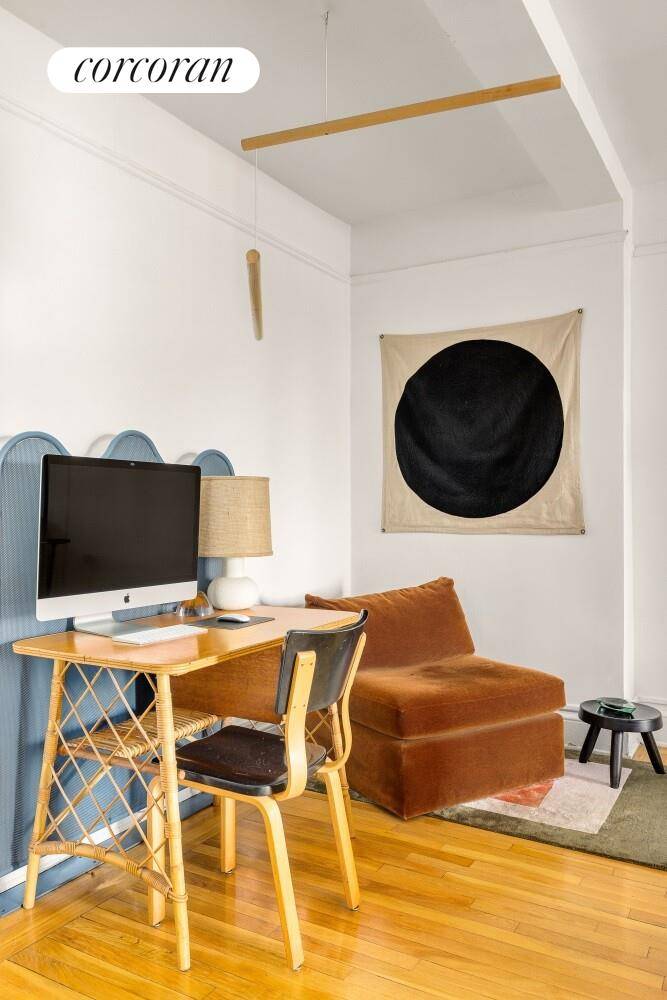 Welcome to this stunning king sized 1 bedroom apartment located in a premier full service building, offering a luxurious lifestyle in a prime Upper East Side location.