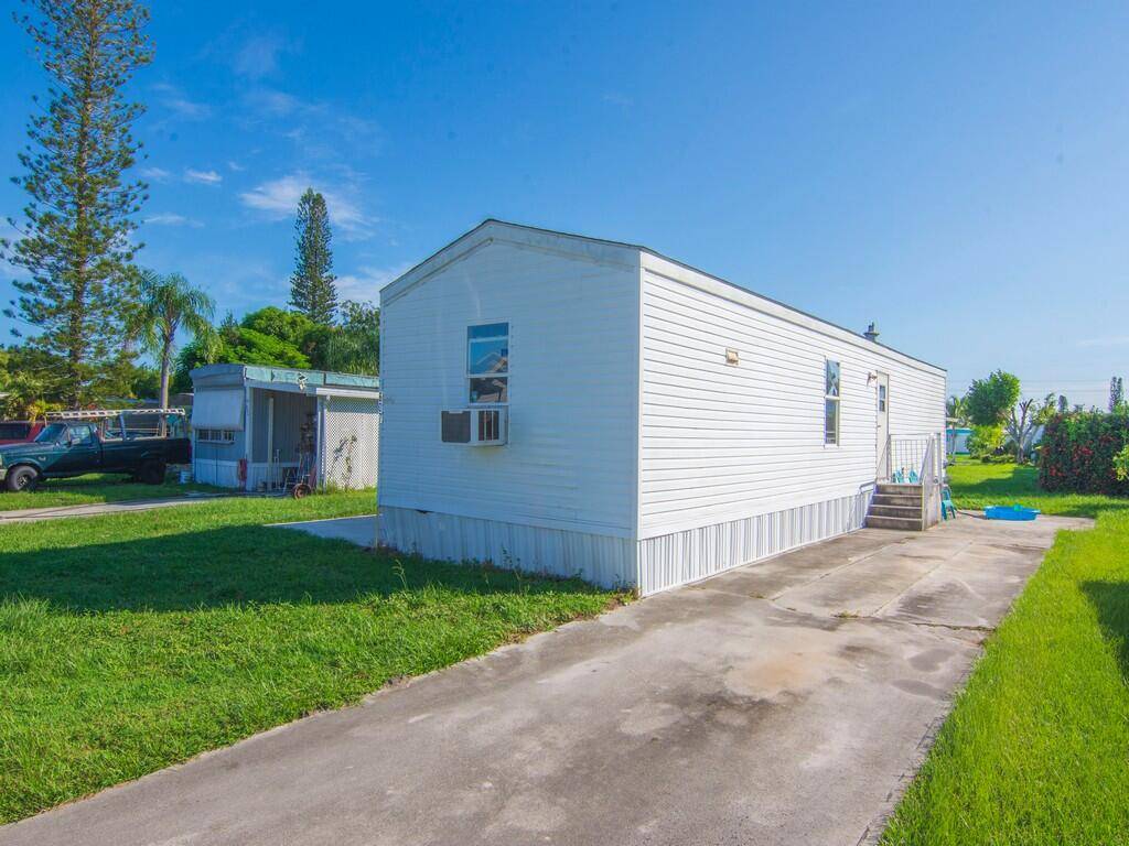 Nice 2009 single wide in Sunshine Manor.