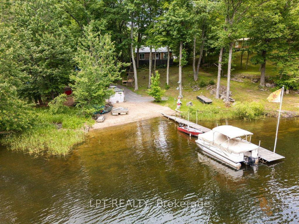 Welcome to your lakeside retreat on Bobs Lake !