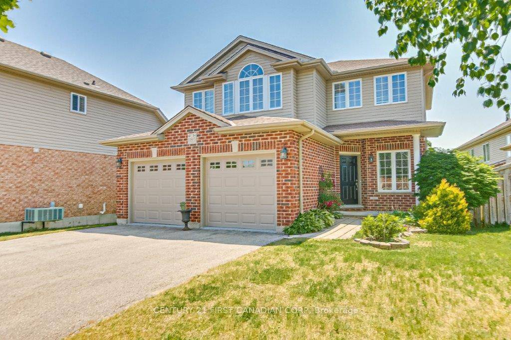 Tucked away on a family friendly cul de sac in North London's desirable Stoney Creek community, this beautifully updated 3 1 bedroom, 3.