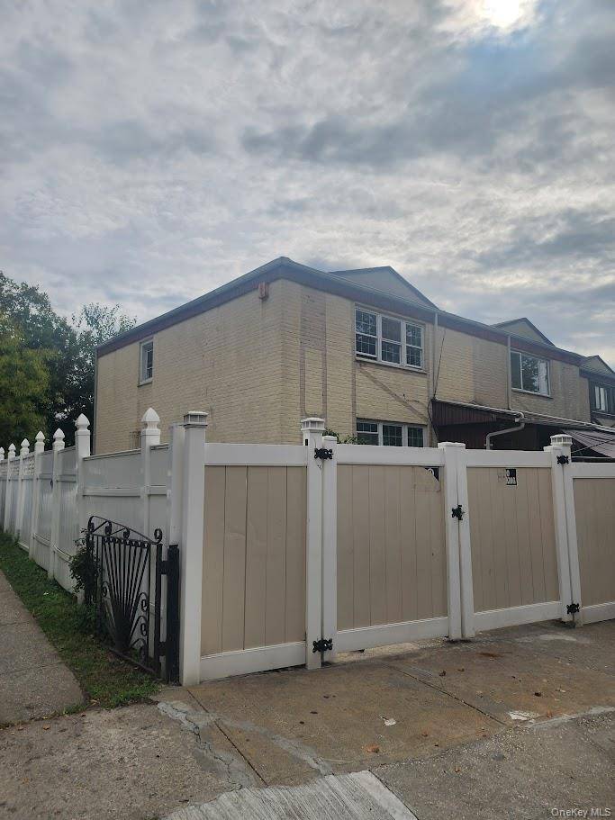 Semi Detached House for Sale 4 Spacious Bedrooms 2 Full Bathrooms Main Kitchen Full Basement ideal for extra living space, storage, or recreation Private Parking for up to 5 Cars ...