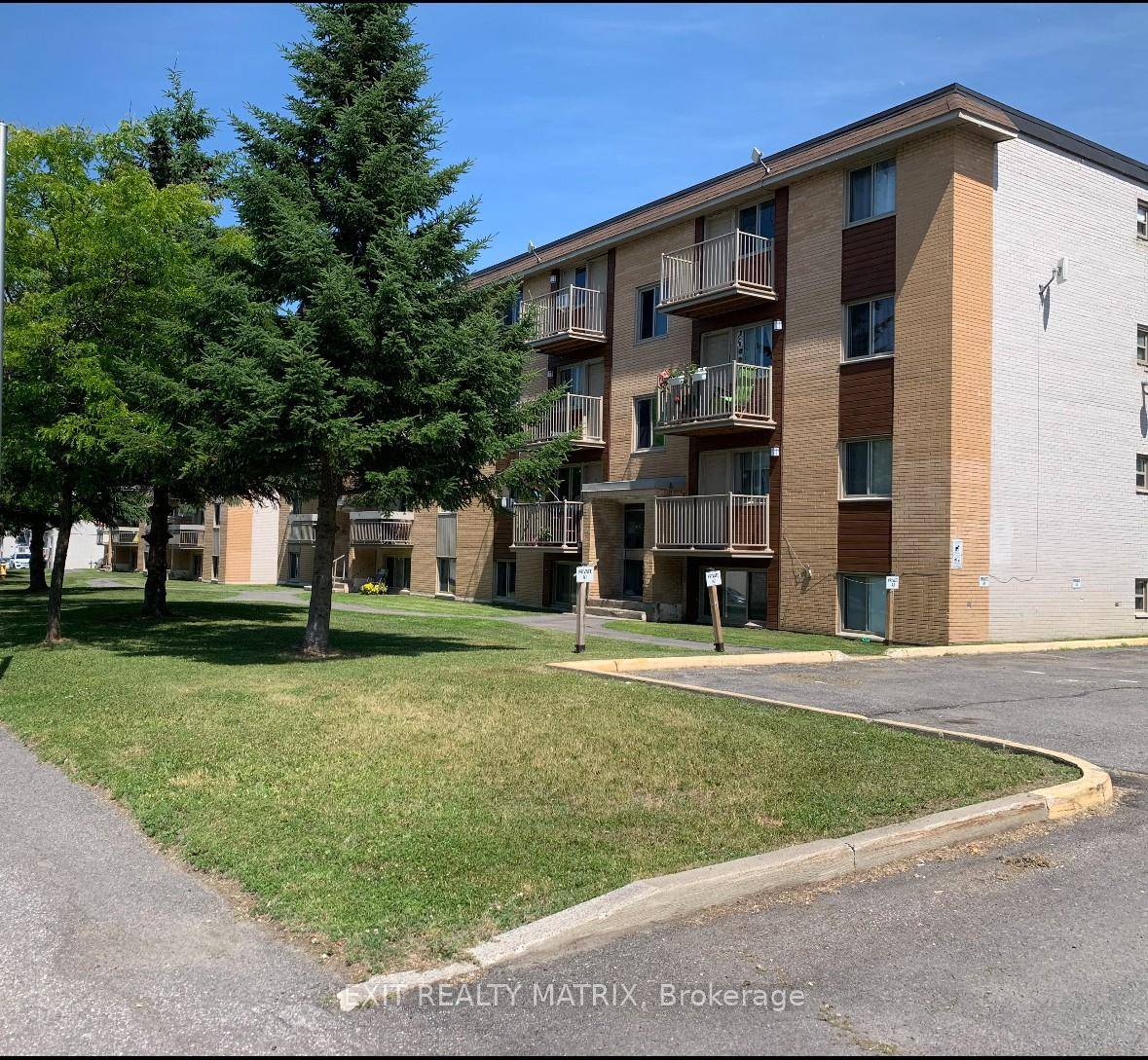 Welcome to this bright and inviting 2 bedroom condo apartment conveniently located.