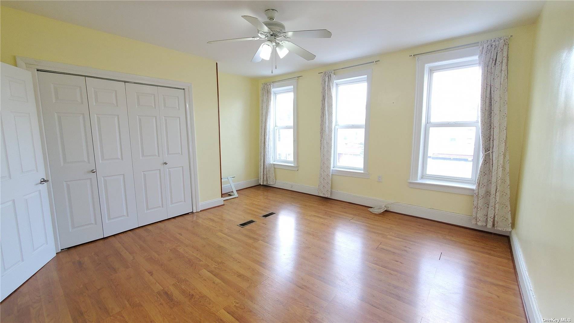 Charming 2 Bedroom Apartment for Rent in Gravesend, Brooklyn Discover a comfortable and well located 2 bedroom apartment on the 2nd floor of a multifamily home in the desirable Gravesend ...