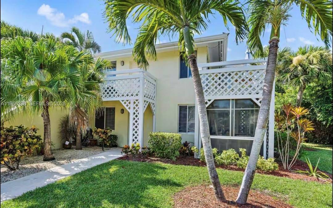 NO RENTAL RESTRICTIONS ! SELLER WILL TRANSFER EXISTING AIRBNB AND VRBO RESERVATIONS UPON REQUEST TO IMMEDIATELY YIELD INCOME !