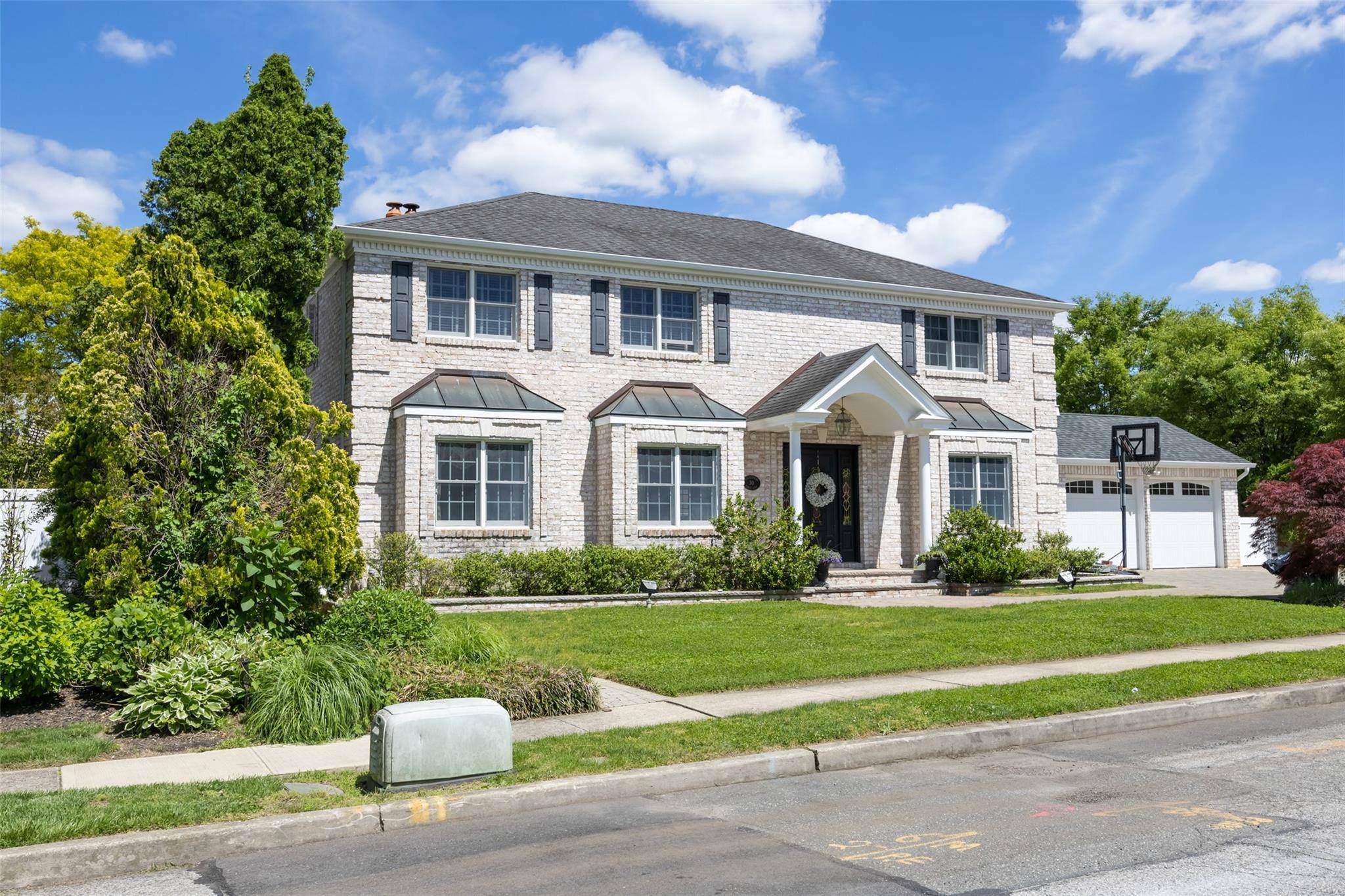 Welcome to 30 Knoll Lane, a beautifully maintained 4 bedroom, 3.