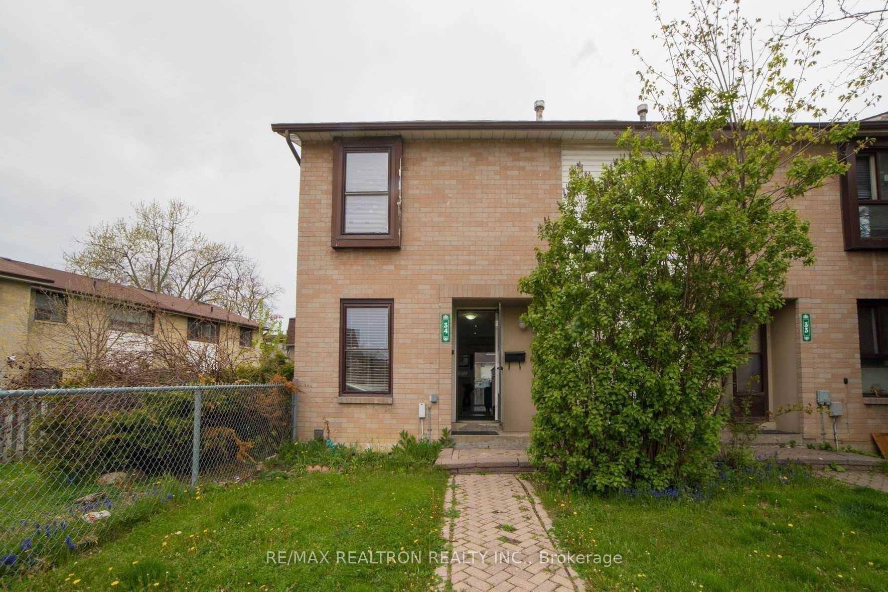 Nestled in Bramptons vibrant Southgate community, this charming three bedroom, three bathroom condo townhouse combines modern comfort with exceptional convenience.