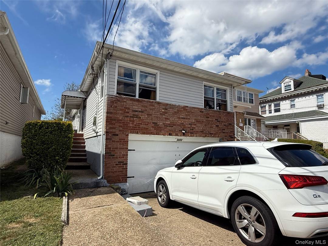 Charming Hi Ranch Mother Daughter Home in Tranquil Bayswater, Queens !