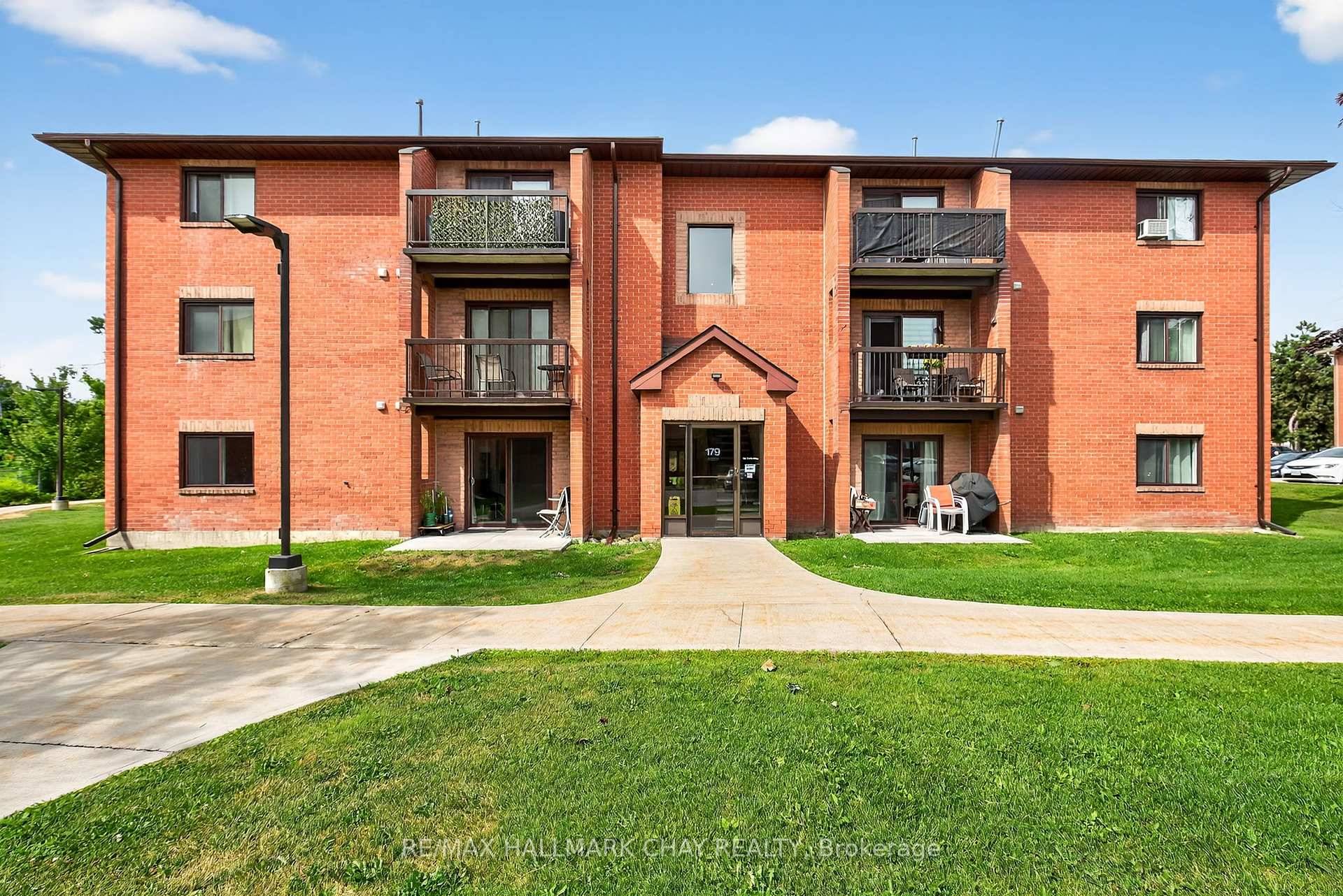 Welcome to this bright, inviting main floor 2 bedroom condo located just minutes from shopping, dinning, schools and easy access to the 400 hwy.