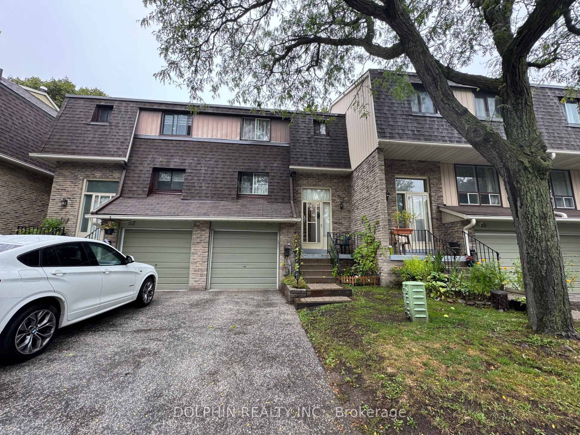 Bright and spacious 3 bedroom townhouse in a well managed Scarborough complex !