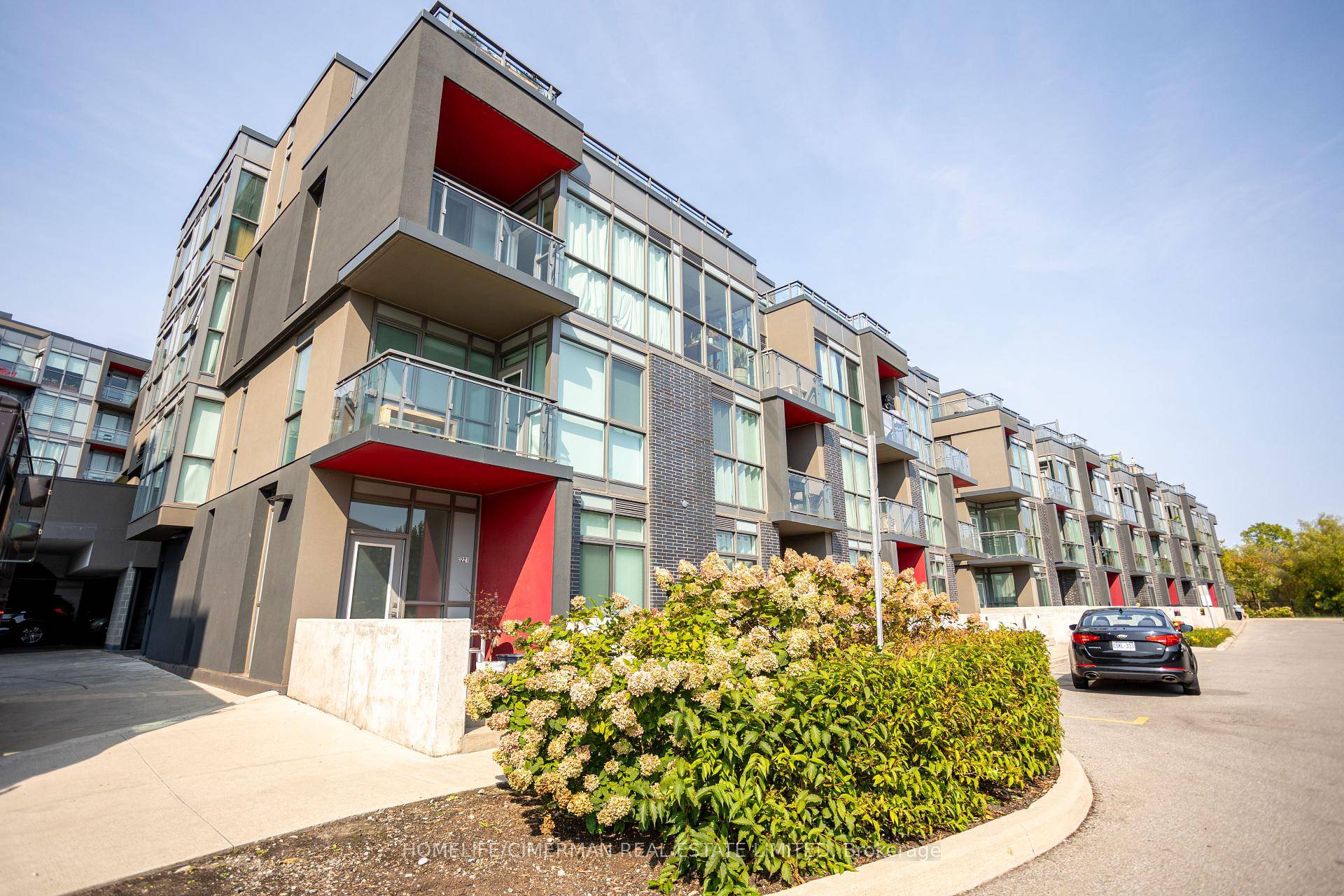 Welcome to Unit C323, a stunning and unique 2 storey condo located in Burlington's sought after Orchard community.