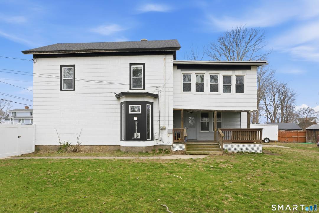 Enjoy the best of coastal living with easy access to all that Niantic has to offer.