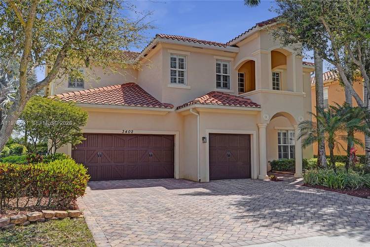 Stunning single family home located in the highly desirable Oakmont Estates !