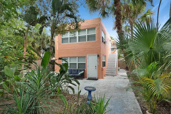 Presenting a prime investment opportunity in Lake Worth Beach a turn key quadplex just 1 mile from the beach and 2 blocks from the shopping and restaurants on Lake Avenue.