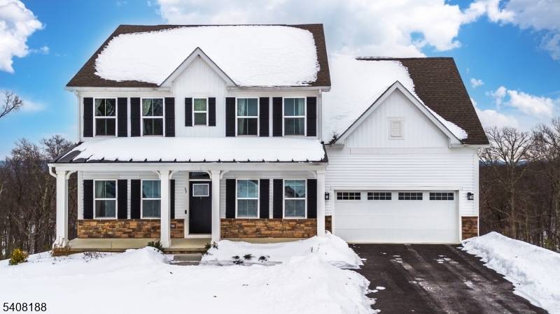 Stunning 2023 modern build offering the perfect blend of luxury, style, and move in ready convenience.